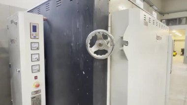 Bakü Azerbaycan .12.05.2025. Gelişmiş kontrol paneline sahip endüstriyel fırın üretiminde kesin sıcaklık kontrolü sağlar. Annealing - Isı Tedavi FırınlarıStencils .