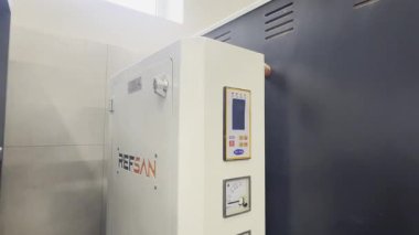 Bakü Azerbaycan .12.05.2025. Gelişmiş kontrol paneline sahip endüstriyel fırın üretiminde kesin sıcaklık kontrolü sağlar. Annealing - Isı Tedavi FırınlarıStencils .