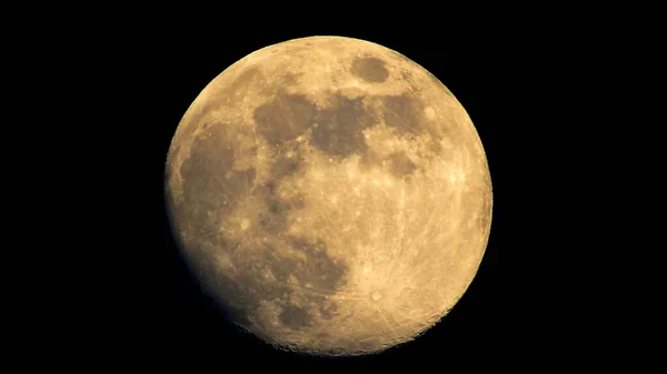 夜空に満月 黒い背景の上の月 — ストック写真