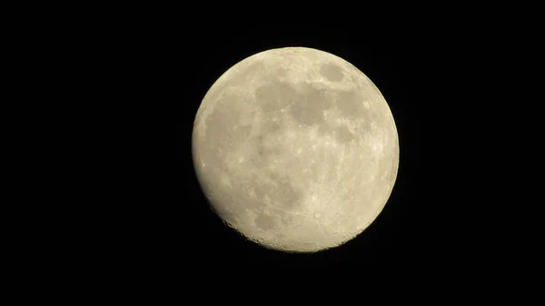 夜空に満月 黒い背景の上の月 — ストック写真