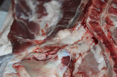 Taze et kesintileri kalabalık bir pazarda sergileniyor. Sergide etin mermer ve kalitesi vurgulanıyor, müşterileri yemekleri için farklı seçenekler aramaya davet ediliyor.