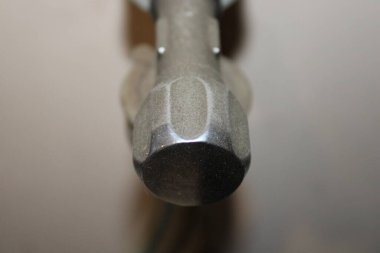 Ayrıntılı bir görünüm, farklı özelliklere sahip metal bir nesne sunar. İçerisi ışıkla dolu. Objeye odaklanın..