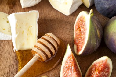 incir ve ballı Camembert peyniri