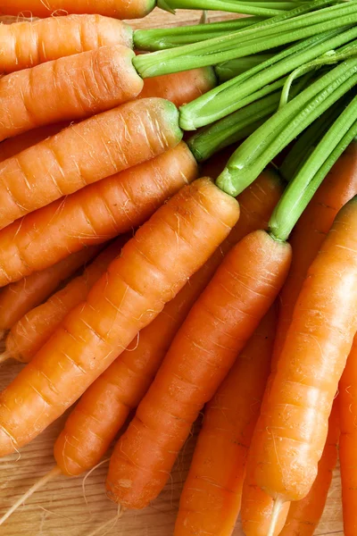 Bouquet de carottes fraîches sur bois — Photo