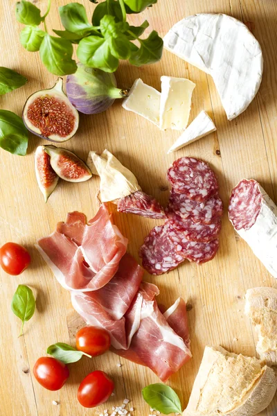 Tagliere di salumi e formaggi assortiti — Foto Stock