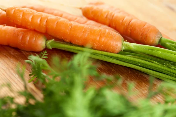 Bouquet de carottes fraîches sur bois — Photo