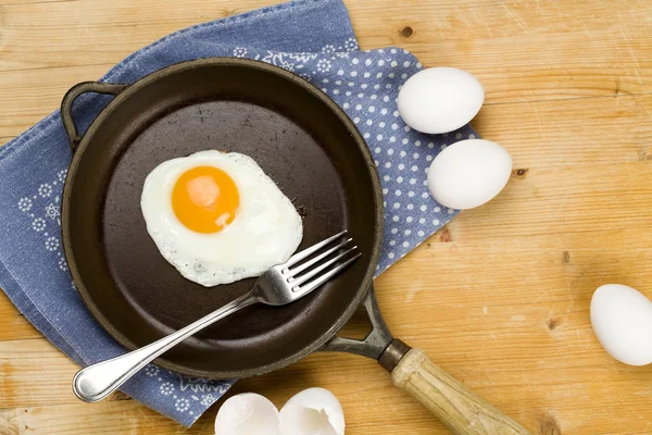 Жареное яйцо — стоковое фото