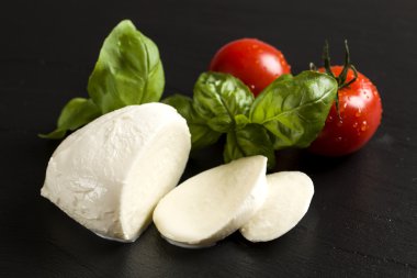 Mozzarella peyniri, domates ile