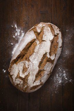 ahşap masa üzerinde geleneksel ekmek