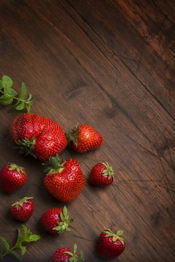 koyu ahşap arka plan üzerinde çilek