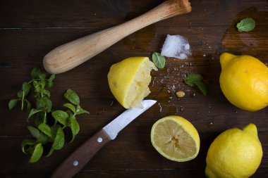 taze limon ve nane koyu ahşap arka plan üzerinde