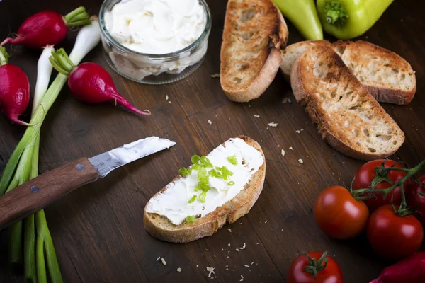 Rustik frukost på mörk bakgrund — Stockfoto