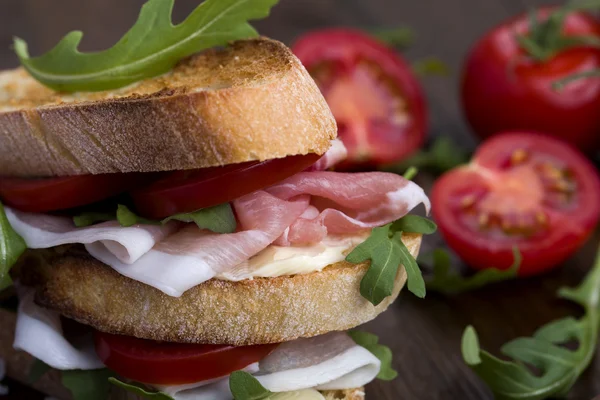 Delizioso sandwich su sfondo rustico — Foto Stock