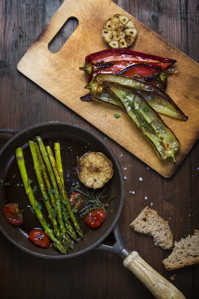 质朴的背景上的烤的蔬菜 — 图库照片