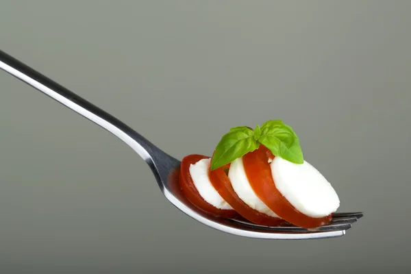 Caprese salade op zilveren vork — Stockfoto