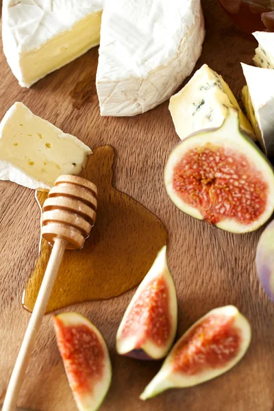 Formaggio camembert con fichi e miele — Foto Stock