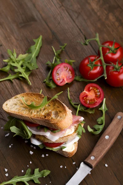 Delicioso sándwich sobre fondo rústico Imagen De Stock