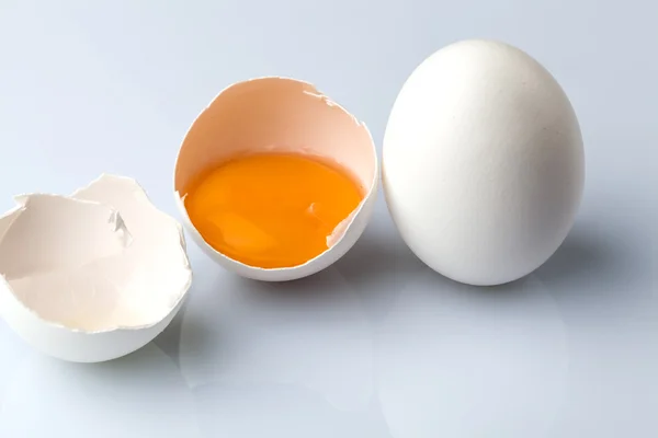 Weiße Eier und ein halbes Ei Stockfoto