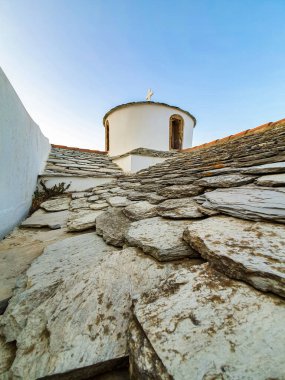 Yunan adalarının geleneksel dar sokakları büyüleyici. Atina, Yunanistan 'da bir kasaba.