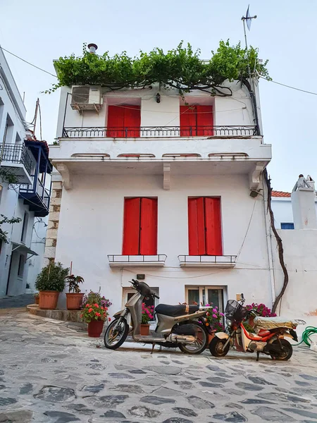 迷人的希腊岛屿的传统狭窄街道。Skopelos town on the Skopelos Island, Greece. — 图库照片