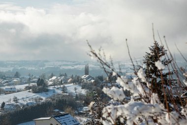 Dağ köyündeki güzel kış manzarası. Sisli bir sabah.