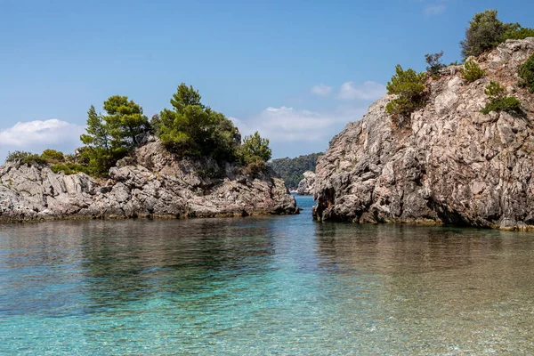 Big Rock in the blue waters of Stafilos Beach, Skopelos, Wyspa Skopelos, Grecja. — Zdjęcie stockowe