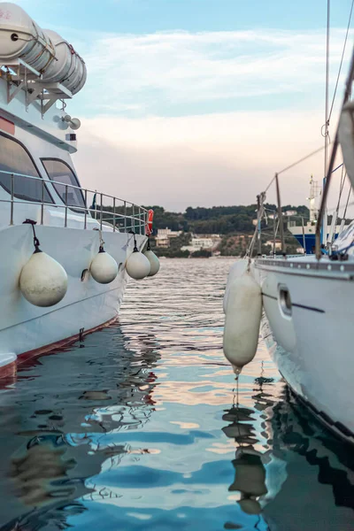 Kleine motorboot bij de steiger met prachtige reflecties in het water. — Stockfoto