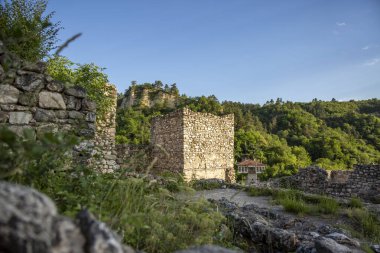 MELNIK, BULGARIA - Haziran 01, 2018: Bulgaristan 'ın Blagoevgrad bölgesindeki tarihi Melnik kasabasındaki tipik sokak ve eski evler.