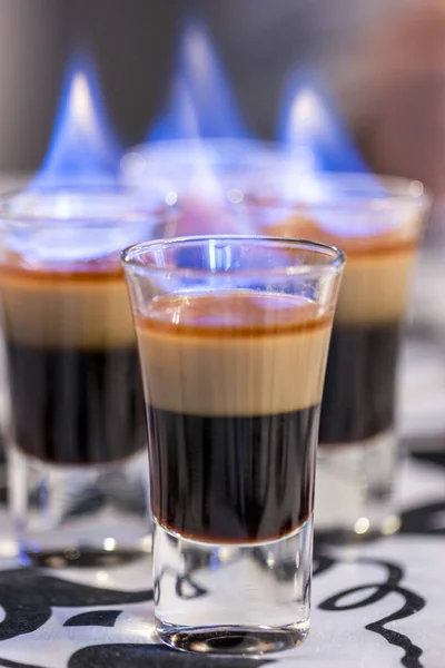 Alevli içecek. Ateşli kokteyller. Kapat..