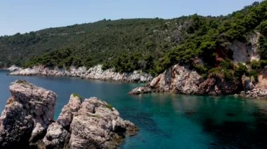 Uçağı kayalık bir kıyı şeridi, kristal berraklığında Ege suları, turistik plajlar ve Yunanistan 'ın Benzer pek çok Yunan adasının tipik bir görüntüsü.