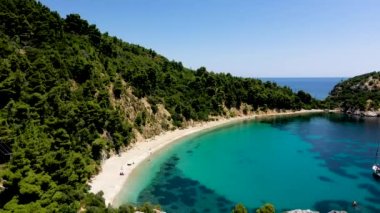 Uçağı kayalık bir kıyı şeridi, kristal berraklığında Ege suları, turistik plajlar ve Yunanistan 'ın Benzer pek çok Yunan adasının tipik bir görüntüsü.