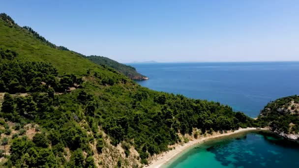 Uçağı kayalık bir kıyı şeridi, kristal berraklığında Ege suları, turistik plajlar ve Yunanistan 'ın Benzer pek çok Yunan adasının tipik bir görüntüsü. — Stok video