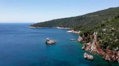 Uçağı kayalık bir kıyı şeridi, kristal berraklığında Ege suları, turistik plajlar ve Yunanistan 'ın Benzer pek çok Yunan adasının tipik bir görüntüsü.