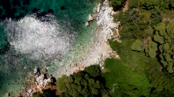 Flygdrönare utsikt över en stenig kust, kristallklart Egeiska havet vatten, turistiska stränder och massor av grönska i Skopelos ön, Grekland. En typisk vy över många liknande grekiska öar. — Stockvideo