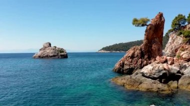 Uçağı kayalık bir kıyı şeridi, kristal berraklığında Ege suları, turistik plajlar ve Yunanistan 'ın Benzer pek çok Yunan adasının tipik bir görüntüsü.