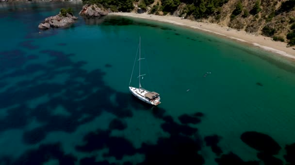 Vista aérea drone de turistas desfrutando de um paraíso viagem de iate de luxo em torno da ilha de Skopelos, Grécia, Mar Egeu, Europa. — Vídeo de Stock