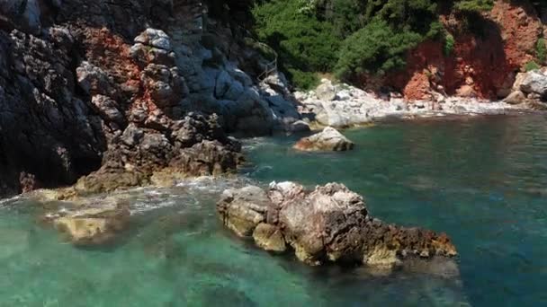 공중 드론 은 바위가 많은 해안선, 수정 같이 맑은 에게 해, 다채 로운 해변 , 그리이스 의 스코 펠 로스 섬에 있는 많은 푸른 초목들을 바라본다. 비슷 한 많은 그리스 제도 의전 형적 인 모습. — 비디오