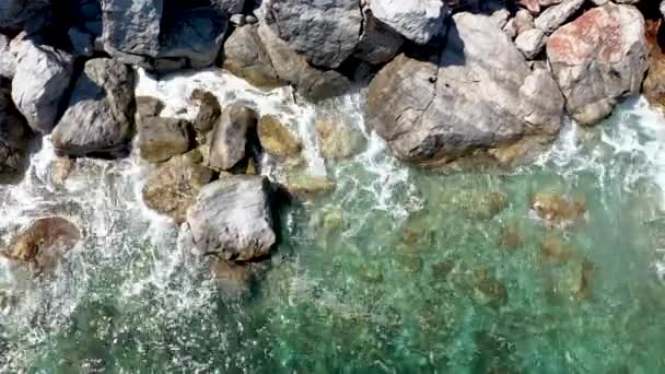 Dron powietrzny z widokiem na skaliste wybrzeże, krystalicznie czyste wody Morza Egejskiego, plaże turystyczne i mnóstwo zieleni na wyspie Skopelos w Grecji. Typowy widok na wiele podobnych greckich wysp. — Wideo stockowe