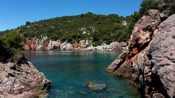 Vistas aéreas de drones sobre una costa rocosa, aguas cristalinas del mar Egeo, playas turísticas y mucha vegetación en la isla de Skopelos, Grecia. Una vista típica de muchas islas griegas similares. —  Fotos de Stock