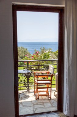 Yunanistan adasındaki Ege Denizi manzaralı açık balkon kapıları manzarası.