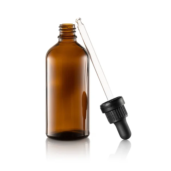 Serum, olie, zuur, lotion in geopende bruine druppelaar glas met pipet op witte achtergrond, kopieer ruimte. Spa producten. Biologische, natuurlijke cosmetische. Schoonheid, huidverzorging concept. Rechtenvrije Stockafbeeldingen