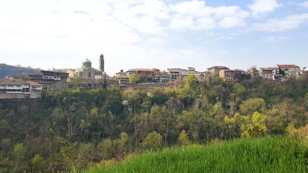 VELIKO TARNOVO, BULGARIA, 31 marzo 2019: Veliko Tarnovo in Bulgaria con la Cattedrale della Nascita della Theotokos, vista dalla fortezza di Trapezitsa. — Foto Stock