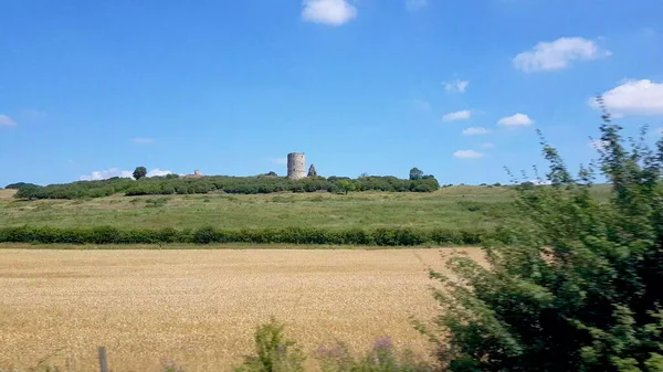 Ruínas do Castelo de Hadleigh vista do trem que passa nas proximidades, Hadleigh, Essex, Inglaterra, Reino Unido. — Fotografia de Stock