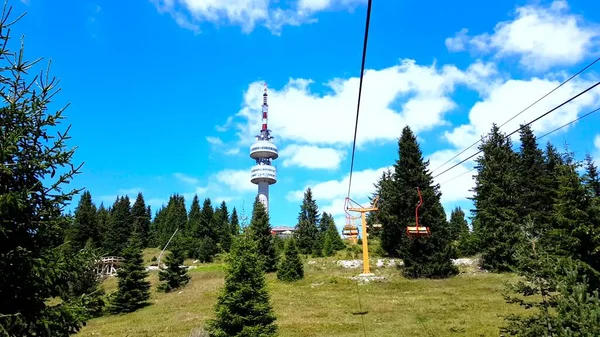 Elevador de cadeira vazio ascendendo na estância de esqui de montanha de inverno Pamporovo na Bulgária durante o verão. — Fotografia de Stock