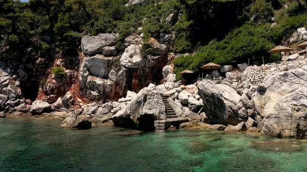Letecké drone názory na skalnaté pobřeží, křišťálově čisté Egejské moře vody, turistické pláže a spousta zeleně na ostrově Skopelos, Řecko. Typický pohled na mnoho podobných řeckých ostrovů. — Stock fotografie