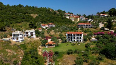 Zelos Adası, Sporades, Magnesia, Yunanistan 'ın güneyindeki Stafylos kasabası üzerindeki hava panoramik manzarası.