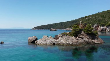 Yunanistan, Ege Denizi ve Avrupa 'da lüks bir yat gezisinin keyfini çıkaran turistlerin insansız hava görüntüsü.