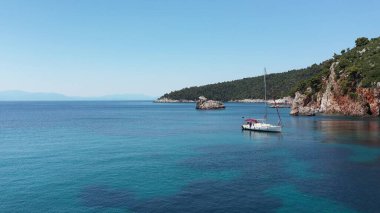 Yunanistan, Ege Denizi ve Avrupa 'da lüks bir yat gezisinin keyfini çıkaran turistlerin insansız hava görüntüsü.