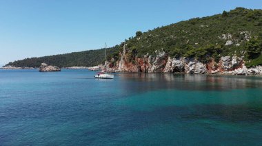 Yunanistan, Ege Denizi ve Avrupa 'da lüks bir yat gezisinin keyfini çıkaran turistlerin insansız hava görüntüsü.