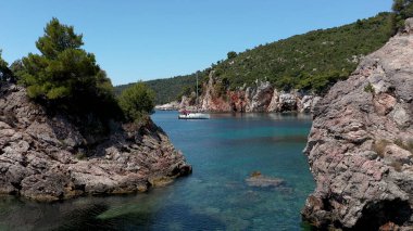 Yunanistan, Ege Denizi ve Avrupa 'da lüks bir yat gezisinin keyfini çıkaran turistlerin insansız hava görüntüsü.